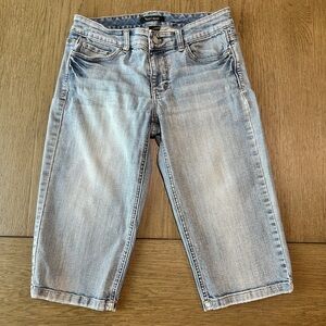 White House Black Market Pedal Pushers Size 4 Light Wash Denim